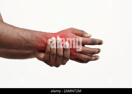 Nahaufnahme des schwarzen Mannes, der an Rheuma leidet Stockfoto