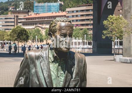 Bilbao, Spanien - 19. Juli 2017: Denkmal des sozialistischen Führers Ramon Rubial Cavia von Casto Solano vor dem Guggenheim Museum an einem Sommertag Stockfoto