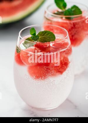 Wassermeloneneis mit Schaumwasser oder Limonade in Glastumbler. Sommer-Party-Idee und Rezept, Farbe und Geschmack für Limonade oder andere Getränke. Vertikal Stockfoto