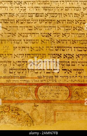 Beschriftung auf Hebräisch an den Wänden in der Izaak-Synagoge im jüdischen Stadtteil Kazimierz in Krakow, Polen Stockfoto