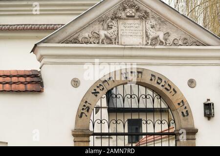 Tore zur mittelalterlichen Remuh-Synagoge und zum Friedhof im jüdischen Krakauer Stadtteil Kazimierz, Polen Stockfoto