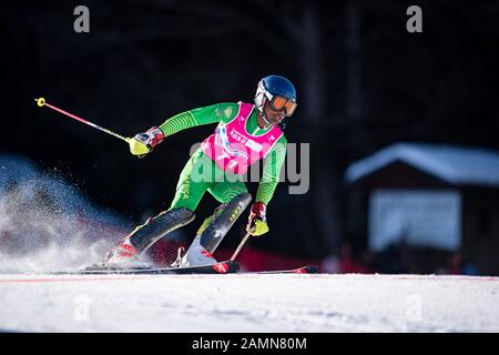 LAUSANNE, SCHWEIZ. 14. Januar 2020. RATELEKI Thabo (RSA) tritt im Alpin-Skiing Im Slalom-Run 1 der Männer bei den Jugend-Olympischen Spielen in Lausanne 2020 im Alpinzentrum Les Diablerets am Dienstag, den 14. Januar 2020 an. LAUSANNE, SCHWEIZ. Credit: Taka G Wu/Alamy Live News Stockfoto