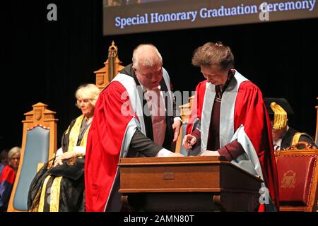 Die Duchess of Cornwall (in Schottland als Duchess of Rothesay bekannt) legt ihrer Schwägerin The Princess Royal an der University of Aberdeen einen Ehrentitel vor. Stockfoto