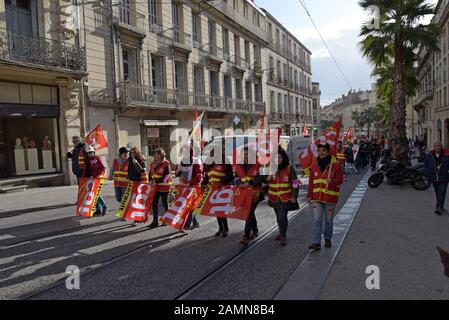 Montpellier, Frankreich. Januar 2020. Ein großer marsch und eine Demonstration gegen die geplante Rentenreform von Präsident Macron finden durch die Innenstadt statt. Hunderte von Demonstranten gingen auf die Straße, darunter Lehrer, Telekommunikationsmitarbeiter und Anwälte. G.P Essex/Alamy Live News Stockfoto