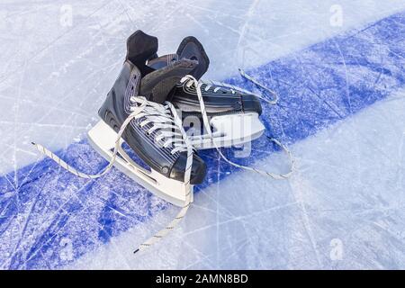 Sport schwarz Hockey Schlittschuhe sind auf dem Hof. Winter Sportgeräte Stockfoto