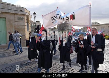 Montpellier, Frankreich. Januar 2020. Ein großer marsch und eine Demonstration gegen die geplante Rentenreform von Präsident Macron finden durch die Innenstadt statt. Hunderte von Demonstranten gingen auf die Straße, darunter Lehrer, Telekommunikationsmitarbeiter und Anwälte. G.P Essex/Alamy Live News Stockfoto