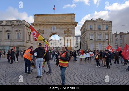 Montpellier, Frankreich. Januar 2020. Ein großer marsch und eine Demonstration gegen die geplante Rentenreform von Präsident Macron finden durch die Innenstadt statt. Hunderte von Demonstranten gingen auf die Straße, darunter Lehrer, Telekommunikationsmitarbeiter und Anwälte. G.P Essex/Alamy Live News Stockfoto