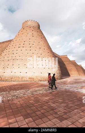 Usbekistan, BUCHARA 2019: Die Ark-Festung Mauern bei Sonnenuntergang Stockfoto