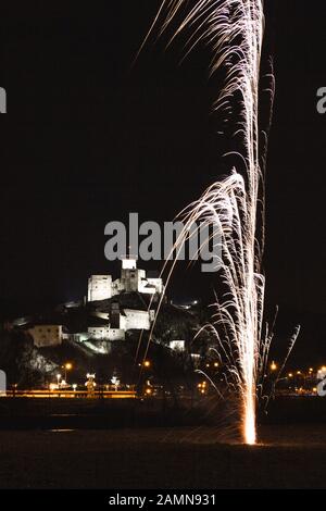 Feuerwerk mit Trencin schloss hinter Stockfoto