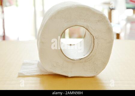 Weißes Seidenpapier Rollen auf Braun hart Blatt board Stockfoto