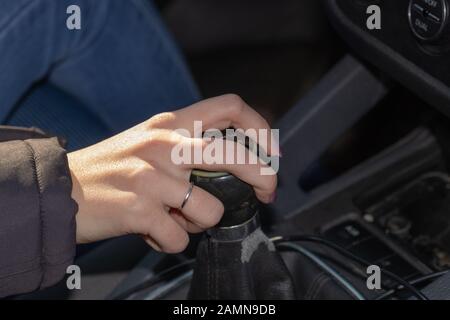 Nahaufnahme der Hand einer Frau auf dem Gangschaltgerät während der Fahrt. Stockfoto