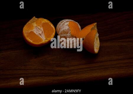 Satsuma orange Mandarine auf dunklem Hintergrund Stockfoto