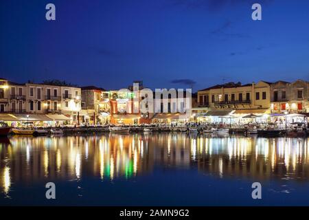 Der Venetian Harbour in Rethymnon auf Crete, hier an einem schönen Abend im Frühsommer mit traditionellen Restaurants. Stockfoto