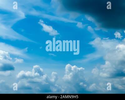 Blauer Himmel mit winzigen schwebenden Wolken in der Nähe. Die Moody Blues Natural Sky Komposition. Schönheit in der Natur. Reisen Tourismus und Umwelt Hintergrund desig Stockfoto