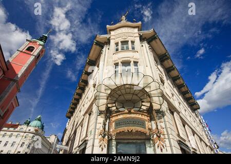 Eingang zum Jugendstil zum Kaufhaus Cetromerkur, Laibach, Slowenien Stockfoto