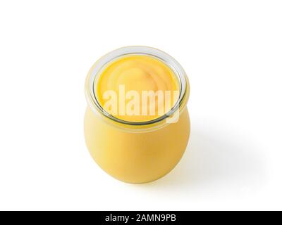 Gelbe Mango-Lassi in Glas auf weißem Hintergrund. Indischer Mango-Joghurt-Drink isoliert auf Weiß Stockfoto