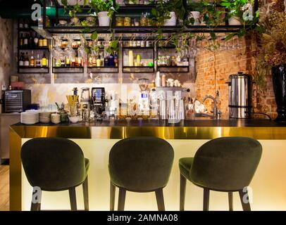 Café-Bar im Loft-Stil im städtischen Café mit offener Bar Stockfoto