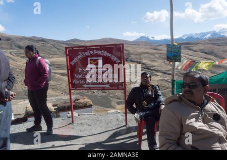 Hinweisschild der weltweit höchsten Post, Hikkim (PIN-Code 172114), In 15.500 Fuß, Distrikt Lahaul Spiti, Kaza. Indien hat den größten Postnetwor Stockfoto