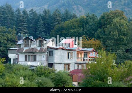 Panoramische Alte Hotelhütte im Retro-Stil, umgeben von Pinienwäldern im Bergtal des himalayas im Frühling. Schönheit in der Natur wallpaper Stockfoto