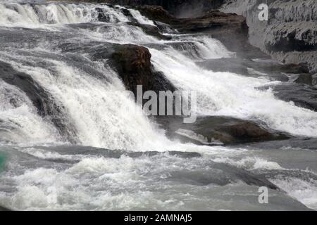 Gullfoss ("Goldene Wasserfall) ist ein Wasserfall befindet sich im Fluss Canyon Hvítá im Südwesten Islands. Stockfoto