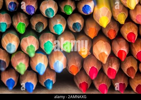 Auswahl farbiger Bleistiftspitzen in verschiedenen Farben Stockfoto