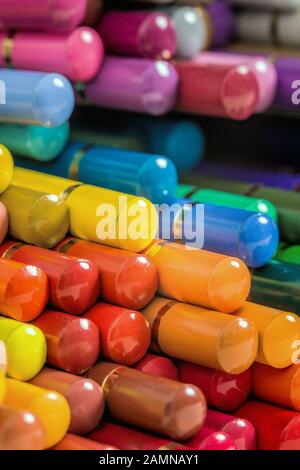 Leiter aus bunten Holzbleistiften aus Regenbogen, Mosaikrücken Stockfoto