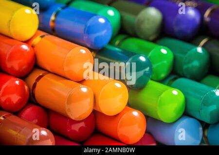 Leiter aus bunten Holzbleistiften aus Regenbogen, Mosaikrücken Stockfoto