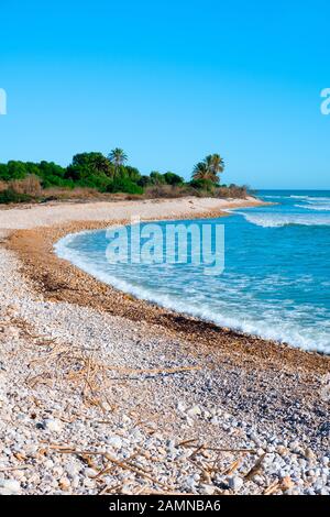 Blick auf den Strand Capicorb in Alcossebre an der Costa del Azahar, Spanien, im Winter Stockfoto