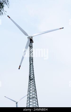Höhere Windturbinen aus hybridem Turmgitter aus gewalztem Stahl (Stahlrohr segmentiert) installieren Sie hoch über 200 Fuß über Land mit 100 m Durchmesser Rotor. Wind t Stockfoto