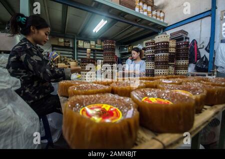 (200114) - BANDUNG, 14. Januar 2020 (Xinhua) - Arbeiter bereiten "dodol" vor, eine Art traditioneller Imbiss, der während der chinesischen Neujahrsfeier in Bandung, Indonesien, am 14. Januar 2020 serviert wird. Chinesische Gemeinden in Indonesien bereiten sich ab dem 25. Januar dieses Jahres auf das bevorstehende chinesische Lunarjahr von Rat vor. (Foto von Septianjar/Xinhua) Stockfoto