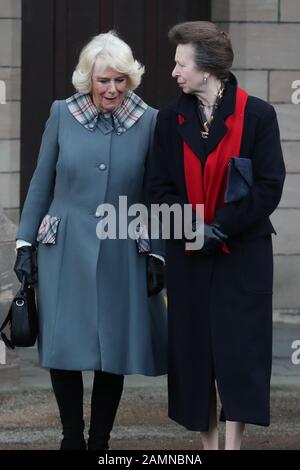 Die Prinzessin Royal (rechts) an der University of Aberdeen, wo sie von ihrer Schwägerin, Der Herzogin von Cornwall (während ihrer Zeit in Schottland als Herzogin von Rothesay bekannt), ein Ehrendiplom erhielt (links). PA Foto. Bilddatum: Dienstag, 14. Januar 2020. Anne, die im Alter von 18 Jahren öffentliche Engagements begann, wird in Anerkennung ihrer umfangreichen Wohltätigkeitsarbeit geehrt. Siehe PA Story ROYAL Camilla. Fotogutschrift sollte lauten: Andrew Milligan/PA Wire Stockfoto