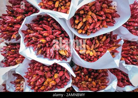 Frische rote Paprika auf dem Rialto Markt, Venedig, Italien. Stockfoto