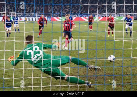 Nils PETERSEN (FR, Wed.) punktet mit einem Elfmeter, einem Elfmeter, dem Tor zum Ausgleich 1:1 gegen Torwart Markus SCHUBERT (GE); Fußball 1.Bundesliga, 17. Spieltag, FC Schalke 04 (GE) - SC Freiburg (FR) 2:2, am 21. Dezember 2019 in Gelsenkirchen/Deutschland. DFL-Bestimmungen verbieten die Verwendung von Fotos als Bildsequenzen und/oder Quasi-Video weltweit Stockfoto