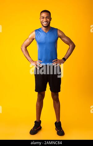 Ein Bild voller Länge von einem fröhlichen schwarzen Fit Stockfoto