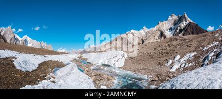 Panoramablick auf türkisblaues Wasser auf Baltoro Galcier mit Marble Peak im Hintergrund, nahe Concordia Camp am Morgen, Pakistan Stockfoto