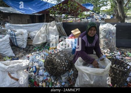 Lhokseumawe, Aceh, Indonesien. Januar 2020. Ein Schnitzelfänger sammelt gebrauchte Plastikflaschen in Säcken auf einer Deponie in Lhokseumawe, Provinz Aceh.Der Bericht der Weltbank zeigt, dass täglich etwa 105 Tausend Tonnen Siedlungsabfälle in Indonesien produziert werden. Diese Zahl soll bis 2025 um 150 Tausend Tonnen steigen. Schlecht gemanagter Siedlungsabfall wird in die Wasserwege gelangen und schließlich zu einem Problem für die indonesischen Ozeane werden. Die von der Weltbank 2018 in 15 Städten in Zentral- und Westindonesien durchgeführte Analyse zeigt, dass die Zusammensetzung der Siedlungsabfälle unterschiedlich ist, 44 % organisch w Stockfoto