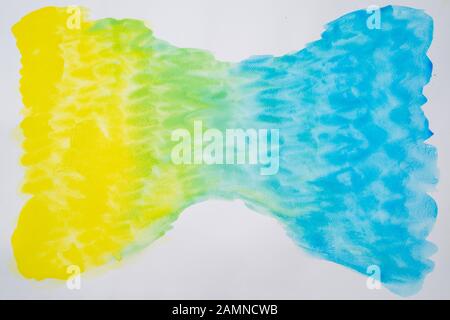 Abstrakte Schmetterlingsflügel mit gelbgrüner und blauer Farbe und darauf verlaufender Textur. Stockfoto