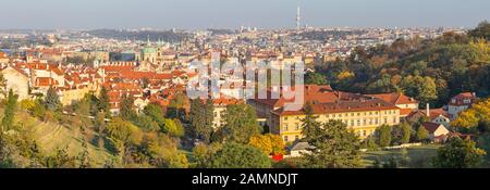 Prag - Look von Petrin-Hügel bis Altstadt. Stockfoto