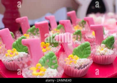 Schöne Süßigkeiten im Format Nummer eins. Schoko-Konfetti-Sweets, Kuchen und Geburtstagsparty Details zum Geburtstag des Mädchens. Selektiver Fokus. Stockfoto