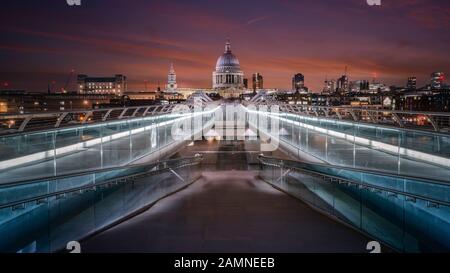 Die Millennium Bridge Fußgängerbrücke, Bankside, London, Vereinigtes Königreich Stockfoto