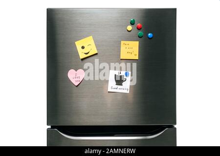 Notizen mit Wünschen und Magneten, die am Kühlschrank hängen, isoliert auf weiß Stockfoto