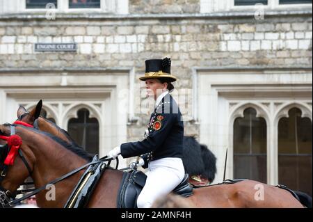 Garter Ceremony, Windsor Castle, Berkshire, Großbritannien. Juni 2014. Die königliche Prozession bei der Garter Day Ceremony, Windsor Castle. Kredit: Maureen McLean/Alamy Stockfoto