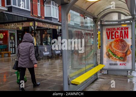 Vegetarismus, Veganer, Vegetarier, Veganer, Veganer, die Lebensmittel zu Diät halten; Adshel Bushaltestelle Tierheim Werbung KFC vegane Burger Essen in Lord Street, Southport, UK Stockfoto