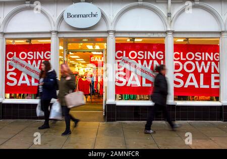 Bonmarche Verkaufsabschluss, Verkaufsbanner, Schaufenster, Geschäft, Geschäftsdesign, Einzelhandel, Illustration, Markt. Weitere Reduzierungen Schild, Straße, Mode, Front, Werbung, Shopping, Stil, Gebäude, Symbol, kommerziell, Tür, modern, Handel, Label, Marketing, Rabatt, Poster, Konzept, Exterieur, Haus, Boutique, Werbung, Brett, Schaufenster, Stadt, in Lord Street, Southport, Merseyside, Großbritannien Stockfoto