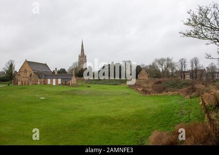 Oakham Castle und All Saints Parish Church, da die Ratsherren Pläne für den Bau eines McDonalds Drive-Thru in Rutland - der letzten Grafschaft Englands ohne eine Filiale der Fast-Food-Kette - in Betracht ziehen werden. Stockfoto