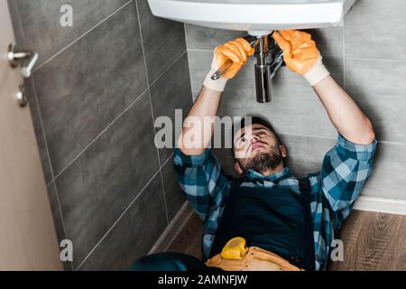 Selektive Fokussierung der Reparatur von Wasserschäden mit Schraubenschlüssel im Badezimmer Stockfoto