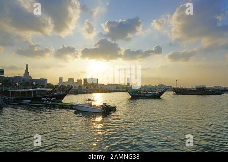 Doha, KATAR -11 DEC 2019- Blick auf die traditionellen Dhow-Holzboote im Wasser in Doha, der Hauptstadt Katars. Stockfoto