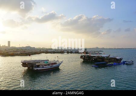 Doha, KATAR -11 DEC 2019- Blick auf die traditionellen Dhow-Holzboote im Wasser in Doha, der Hauptstadt Katars. Stockfoto