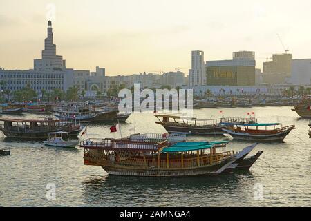 Doha, KATAR -11 DEC 2019- Blick auf die traditionellen Dhow-Holzboote im Wasser in Doha, der Hauptstadt Katars. Stockfoto