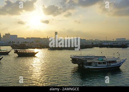 Doha, KATAR -11 DEC 2019- Blick auf die traditionellen Dhow-Holzboote im Wasser in Doha, der Hauptstadt Katars. Stockfoto